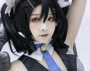 在线图集中的Sayo Momo：教室一角的恍惚时光，陷入沉思